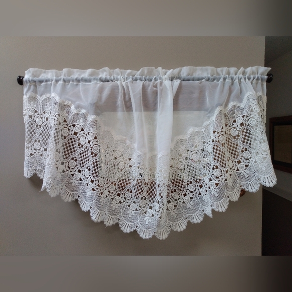 Vintage Single Center Sheer Off-White Lace Edged Swags x 10 ($2.50/curtain) - Picture 3 of 9